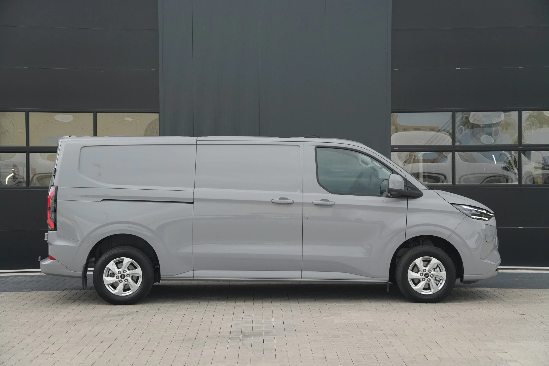 Hoofdafbeelding Ford E-Transit Custom