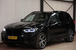 Hoofdafbeelding BMW X5 BMW X5 xDrive45e PANORAMA SKY LOUNGE TREKHAAK MASSAGE