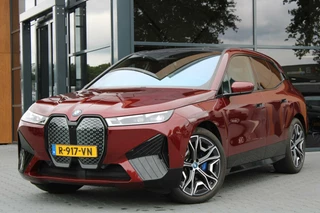 Hoofdafbeelding BMW iX BMW iX xDrive40 77kWh Sport pakket | Pano | Trekhaak | Massage