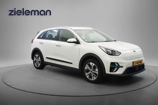 Hoofdafbeelding Kia e-Niro Kia e-Niro E-Niro DynamicLine 64 kWh - Carplay, Camera, Stuur/Stoelverw. SOH 90%