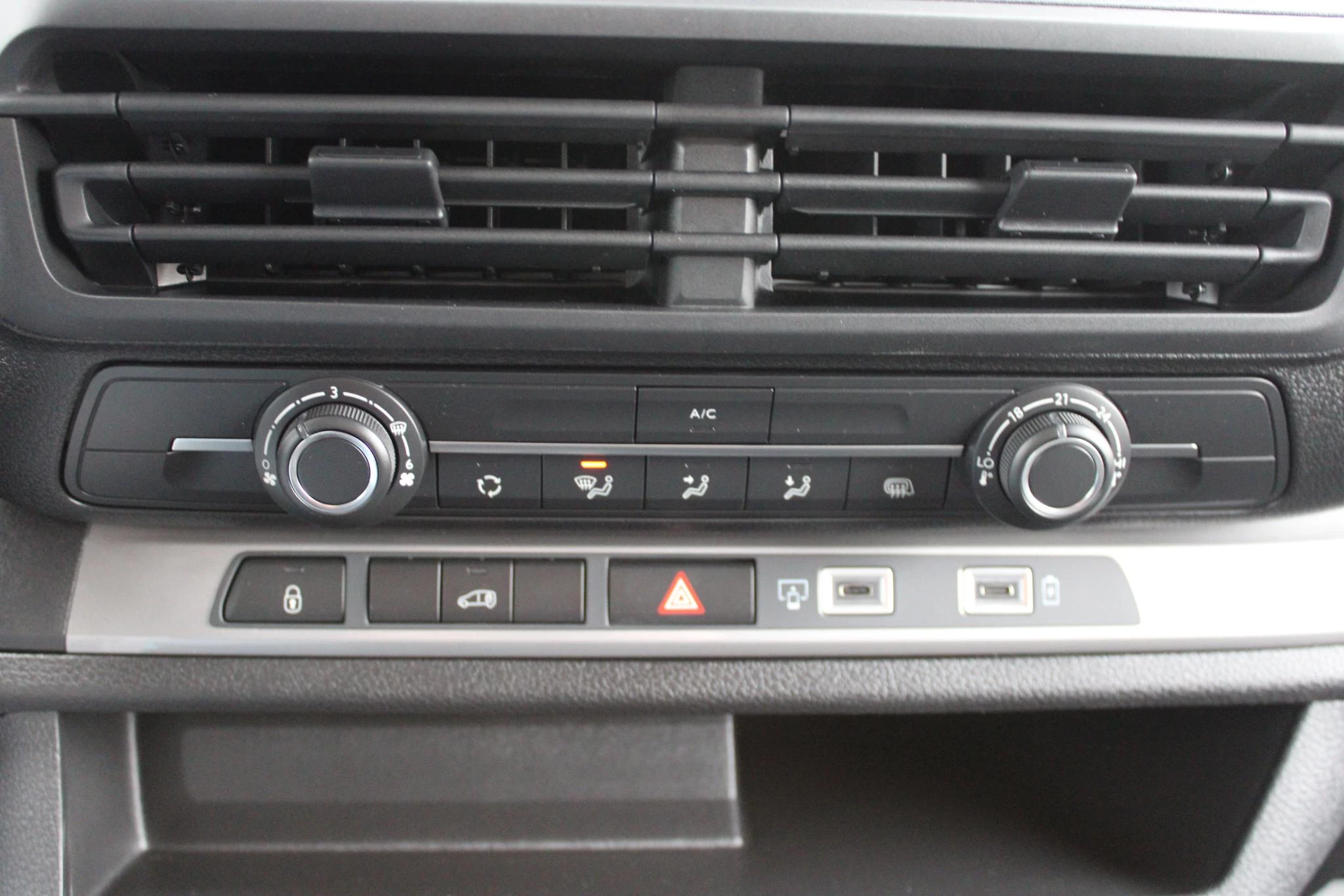 Hoofdafbeelding Peugeot e-Expert