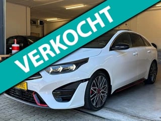 Hoofdafbeelding Kia ProCeed Kia ProCeed 1.6 T-GDi GT / PANO / CARPLAY / JBL / PARELMOER / KEYLESS / CAMERA / MEMORY / VOORRUIT VERWARMING