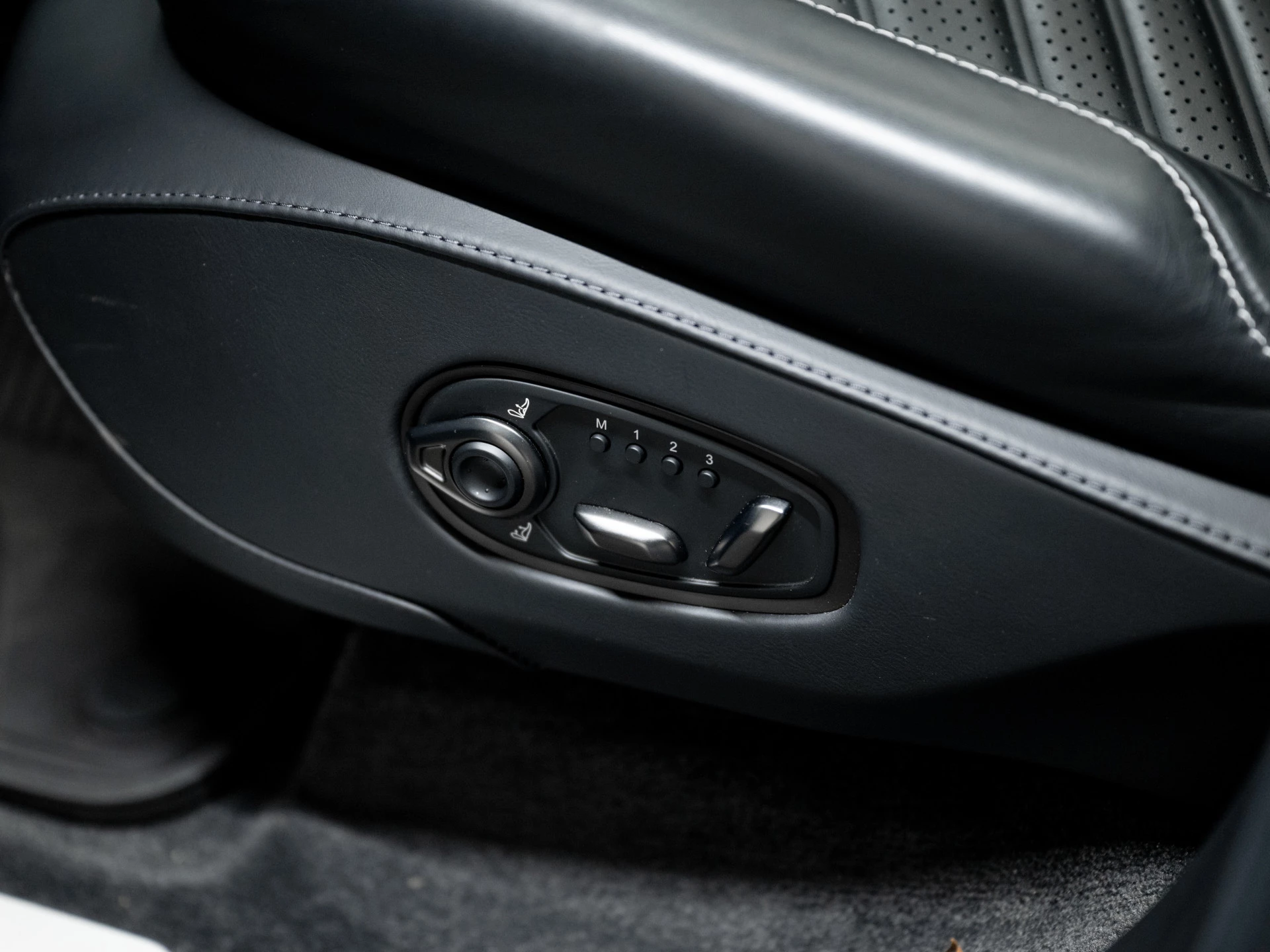 Hoofdafbeelding Aston Martin DBX