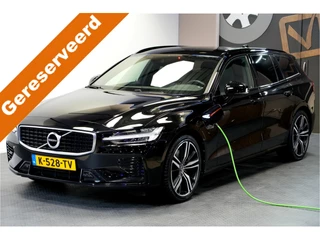 Volvo V60 2.0 T6 AWD 250kW/340pk Aut8 Recharge R-Design HARMAN/KARDON + ADAPT.CRUISE + STYLING PAKKET + EL.TREKHAAK + PILOT ASSIST + STOEL-&STUURVERWARMING + STANDKACHEL + ON-CALL + CAMERA + PARKSENSOREN + 19" LM-VELGEN!!