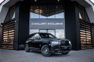 Hoofdafbeelding Rolls-Royce Cullinan Rolls-Royce Cullinan 6.75 V12 - Black Badge | Mansory Wheels | Sterrenhemel