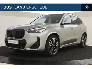 BMW X1 sDrive18i M Sport Automaat / Panoramadak / Trekhaak / Sportstoelen / Adaptief M Onderstel / Parking Assistant / Extra getint glas achter