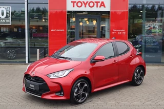 Hoofdafbeelding Toyota Yaris Toyota Yaris HYBRID 130 EXECUTIVE NIEUW & DIRECT LEVERBAAR-VOORRAADKORTING!!! STOEL/STUURVERW PARK-SENSOREN BLIND-SPOT SPORTSTOELEN APPLE/ANDROID NL-AUTO