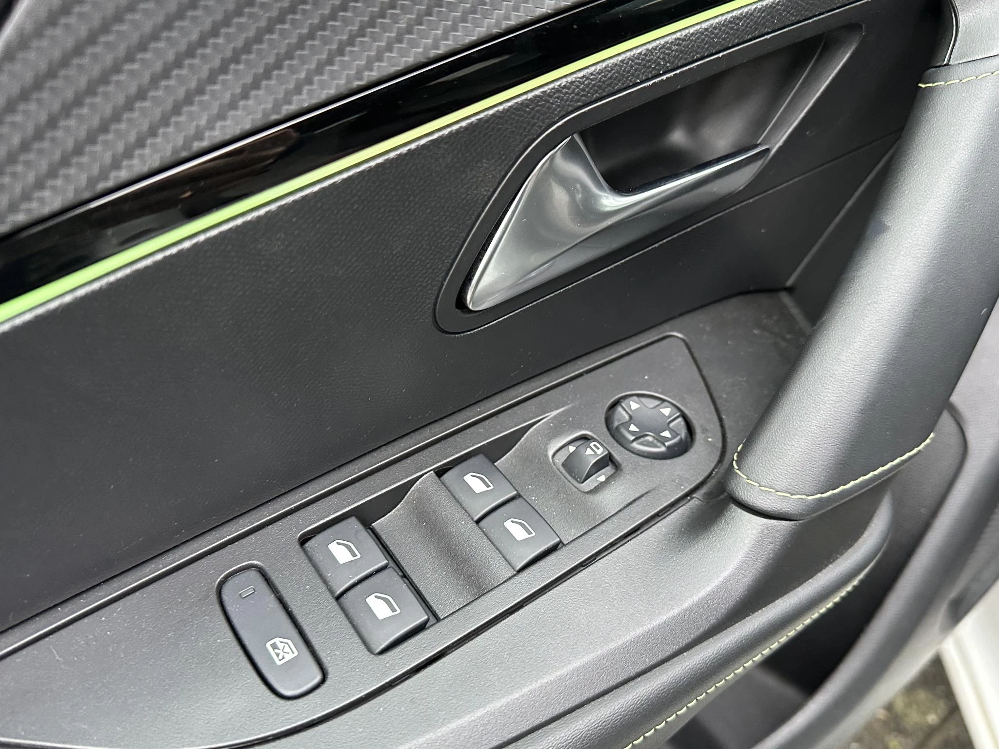 Hoofdafbeelding Peugeot e-2008