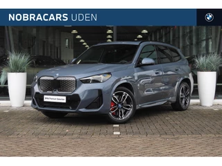 Hoofdafbeelding BMW iX1 BMW iX1 eDrive20 M Sport / Panoramadak / Sportstoelen  / Adaptieve LED / M Adaptief onderstel / Comfort Access / Parking Assistant Plus / Head-Up
