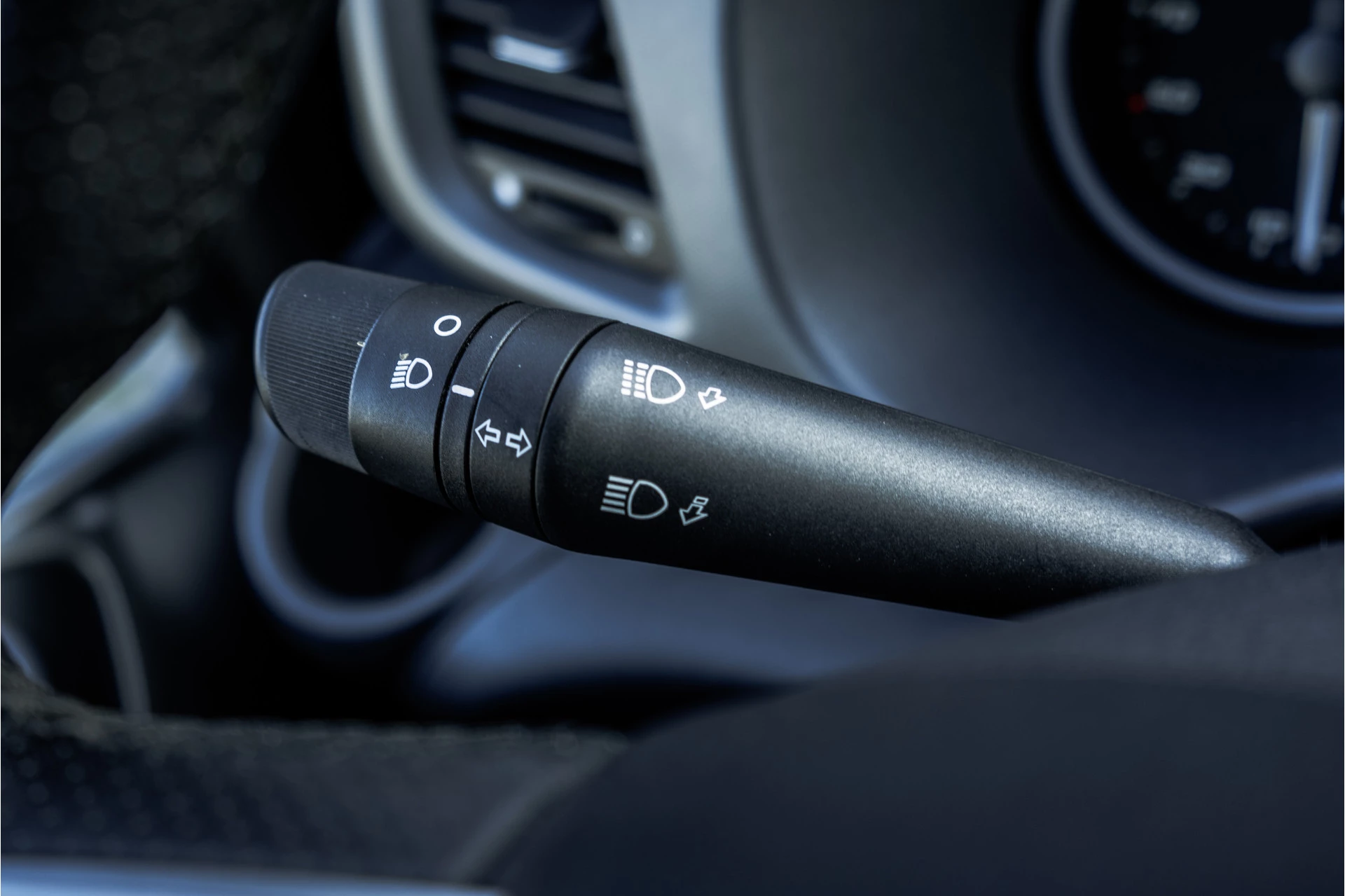 Hoofdafbeelding Iveco 35C16 | 3.0L |  Bakwagen met Laadklep | N1 | Automaat | Cruise | Navi |  3-Zits