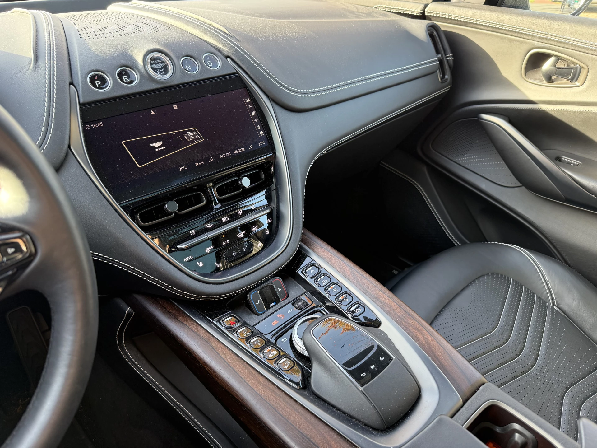Hoofdafbeelding Aston Martin DBX