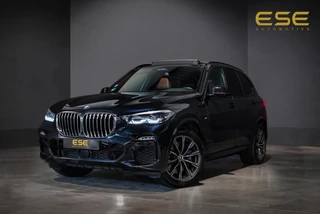 Hoofdafbeelding BMW X5 BMW X5 xDrive45e M-Sport | Panorama | Skylounge | H&K | 360 Camera | Softclose | Memory
