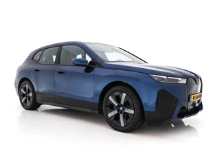 BMW iX xDrive40 High Executive 77 kWh AWD [ 3-Fase-11kW ] {SOH-100%} (INCL-BTW) *LEATHER | TOPVIEW | FULL-LED | MEMORY-PACK | HARMAN/KARDON | BLINDSPOT | WIDESCREEN-COCKPIT | HEATED-COMFORTSEATS | DAB | AMBIENTLIGHT | NAVI-FULLMAP | TOWBAR | HEAD-UP | 21''ALU*
