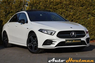Hoofdafbeelding Mercedes-Benz A-Klasse Mercedes A-klasse 250 e 218PK AMG Limited A. Cruise|Carplay|Pano|Widescreen|E.trekhaak|Leder|Camera|Parelmoer wit|Sfeer verlichting|