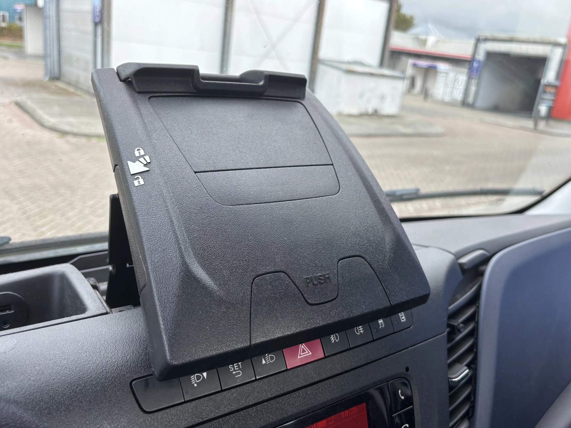 Hoofdafbeelding Iveco 40C18 3.0 180 PK Automaat Be Trekker + Autotransporter Tijhof voor 3 auto's