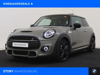 Hoofdafbeelding MINI Cooper S MINI Cooper S Hatchback JCW Automaat / Panoramadak / LED / JCW Sportstoelen / Park Assistant / Stoelverwarming / Cruise Control