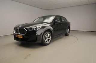BMW iX2 eDrive20 | LED | Navigatie | Panoramadak | Sportstoelen | Shadow line | DAB | Alu 17 inch