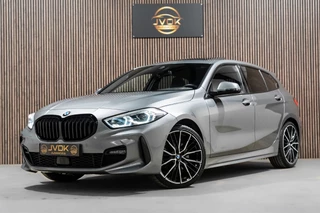 Hoofdafbeelding BMW 1 Serie BMW 1-serie 118i M-Sport Pano HUD HK Muziek Kuipstoelen BTW