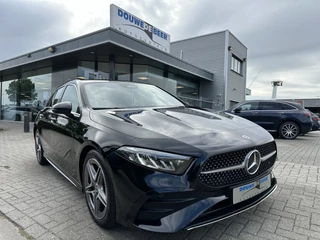 Hoofdafbeelding Mercedes-Benz A-Klasse Mercedes-Benz A-Klasse 200 AMG Line Facelift sfeerverlichting|Distronic