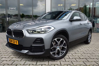 Hoofdafbeelding BMW X2 BMW X2 sDrive18i Business Edition Plus | Camera | DAB | 18 Inch | Fabrieksgarantie