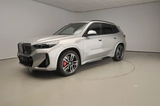 BMW iX1 eDrive20 M Sport Edition / Trekhaak / Panoramadak / Driving assist plus / Adaptief onderstel / Harman-Kardon / Head-up