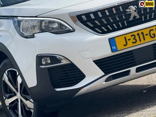 Hoofdafbeelding Peugeot 5008 Peugeot 5008 1.2 PureTech 130pk Crossway 7p Automaat EAT8 - Blanc Bancuise/Black Diamond - Carplay