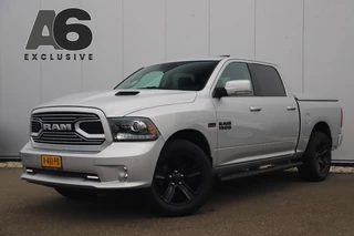 Hoofdafbeelding Dodge Ram 1500 Dodge Ram 1500 5.7 V8 4x4 Quad Cab 6'4 Laramie Silver / Black Trekhaak Schuifdak Leder Alpine Sound 20 inch LMV Stuur & Stoelverwarming 3500KG Trekgewicht