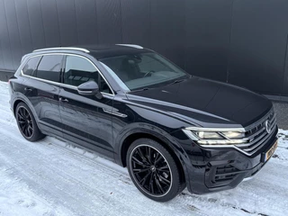 Volkswagen Touareg 3.0 TDI 286PK R-Line Grijs Kenteken Pano 22'' ABT ACC Matrix Virtual Dynaudio CarPlay Standkachel Memory 360 camera Trekhaak Luchtvering