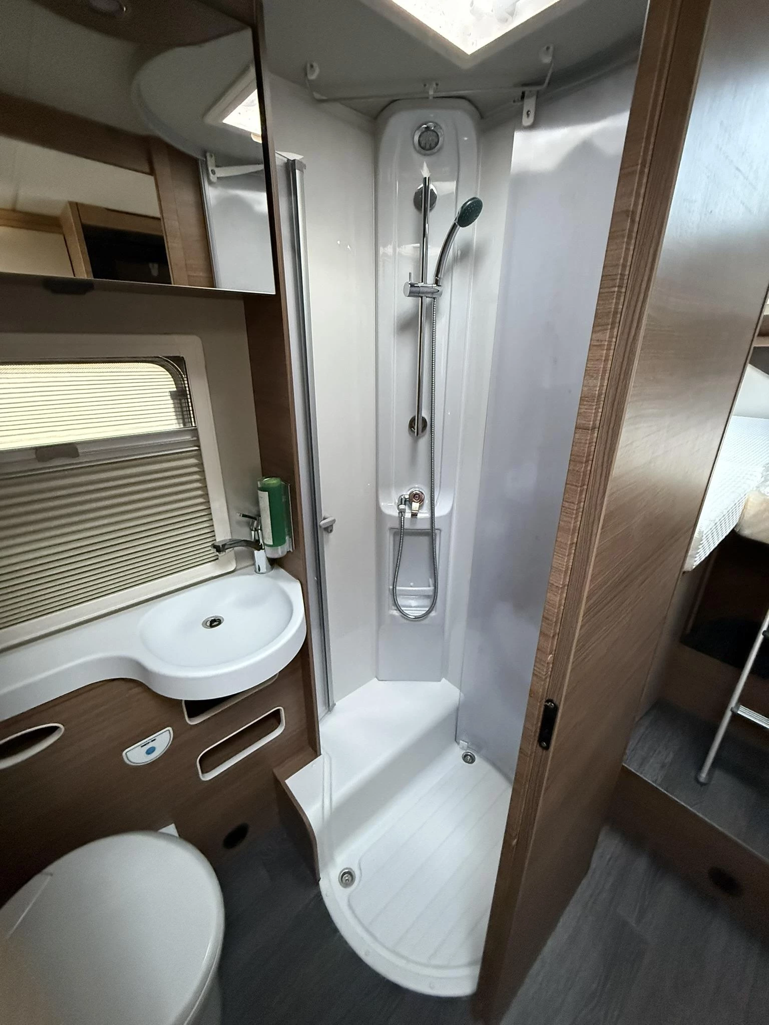 Hoofdafbeelding Knaus R12 700 MEG Live 3300Km. Nieuwstaat, zeer compleet