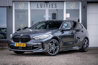 Hoofdafbeelding BMW 1 Serie BMW 1-serie 118i High-Executive M-Sport I 1e-eig. I Carplay I Sfeerverl. I Dealer-o.h. I BTW-auto