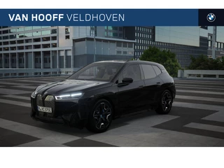 Hoofdafbeelding BMW iX BMW iX xDrive50 High Executive Sport / Panoramadak Sky Lounge / Trekhaak / Laserlight / Bowers & Wilkins / Parking Assistant Plus / Stoelventilatie / Soft-Close