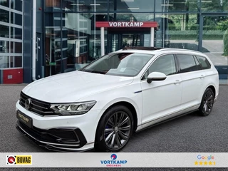 Hoofdafbeelding Volkswagen Passat Volkswagen Passat Variant 1.4 TSI DSG GTE PANO-DAK/TREKHAAK/CAMERA/NAVI/CARPLAY/HUD/ACC/E-KLEP