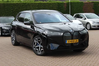 BMW iX M60 High Executive 112 kWh 27.972 km! / SoH 96,8% / Trekhaak / Panoramadak / 360Camera / Head-up / Bowers&Wilkens / Softclose / 22'' / Luchtvering / Laser LED / CarPlay / Volleder / Stoel+Stuurverwarming / Dodehoek / DAB / ACC