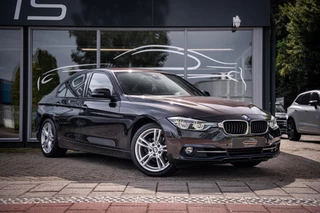 BMW 3-serie 330e Edition Luxury Line Purity High Executive Lane Assist|Dealer OH|Grootscherm Navi|LED|Cam|Ambianceverlichting|
