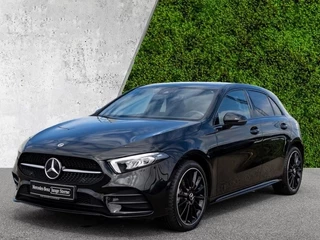 Hoofdafbeelding Mercedes-Benz A-Klasse Mercedes-Benz A-Klasse 250 e AMG ** LED, MBUX+, 19-inch LMV, NIGHT- & SPIEGEL PACK ** 1e EIG - UNFALLFREI - JUNGE STERNE ** ** INFORMEER OOK NAAR ONZE AANTREKKELIJKE FINANCIAL-LEASE TARIEVEN **