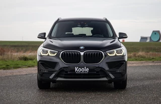 BMW X1 xDrive25e Executive X CAMERA / CARPLAY / HEAD UP DISPLAY / LEDER / LED / CRUISE CONTROLE / STOELVERWARMING
