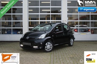 Toyota Aygo 1.0-12V VVT-I 5-Deurs Cool/Black Comfort Ledverlichting Airconditioning Centrale Deurvergr op Afst. Bed. Elek.Ramen Stuurbekr. Radio/Cd/Aux Dubbele Speakers 12V.-Aansl. Isofix Métallic/Parelmoerlak TOPSTAAT! Distributieketting! Nieuwe APK!