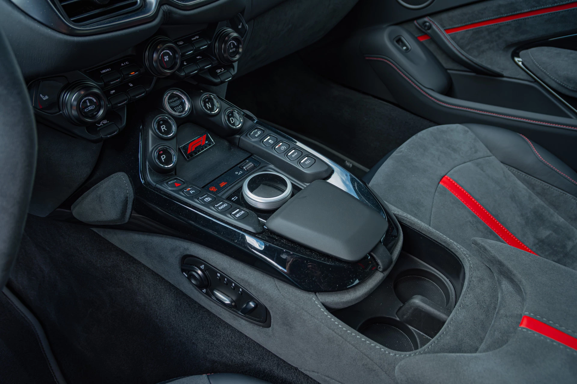 Hoofdafbeelding Aston Martin V8 Vantage