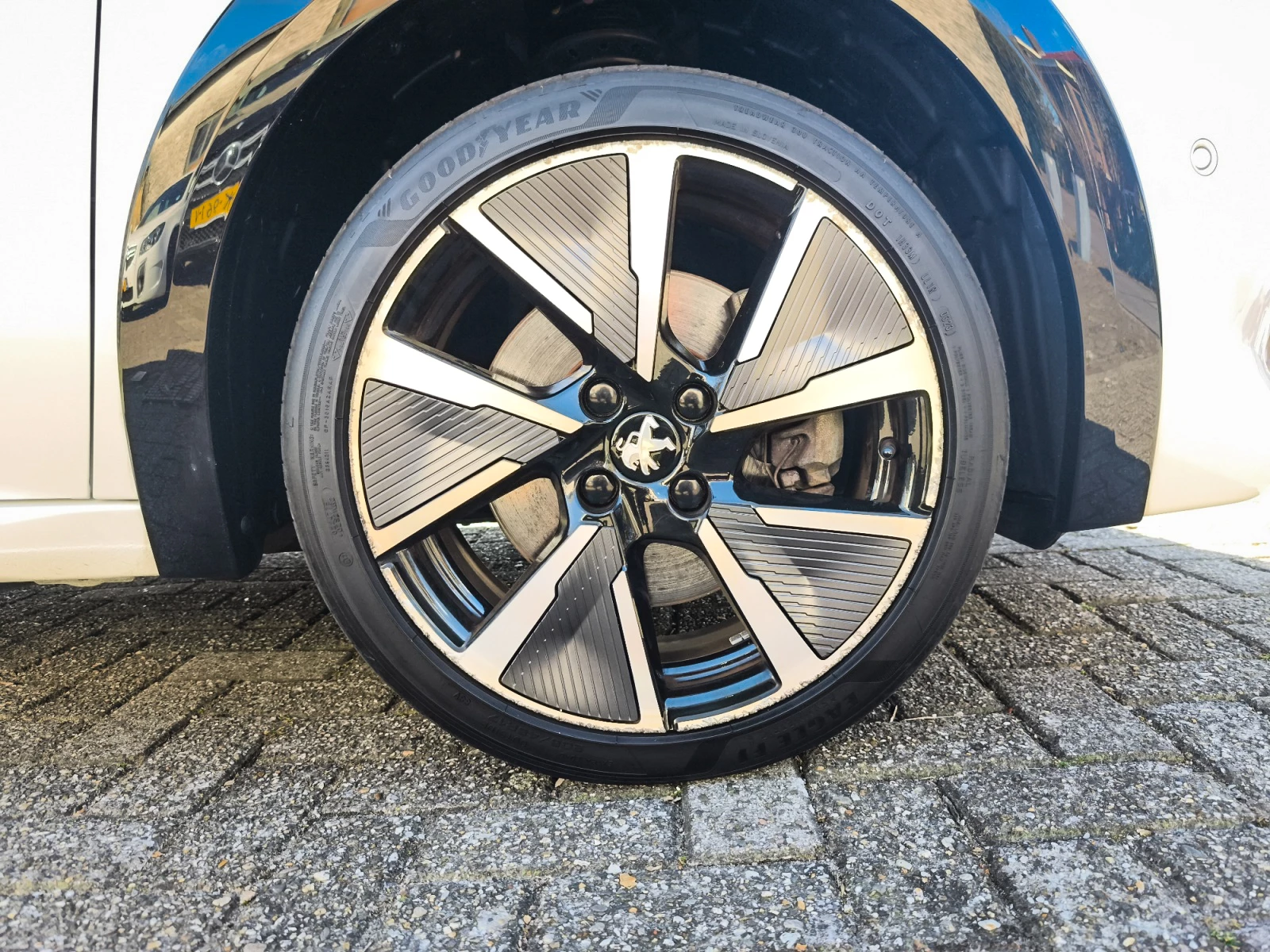 Hoofdafbeelding Peugeot e-208