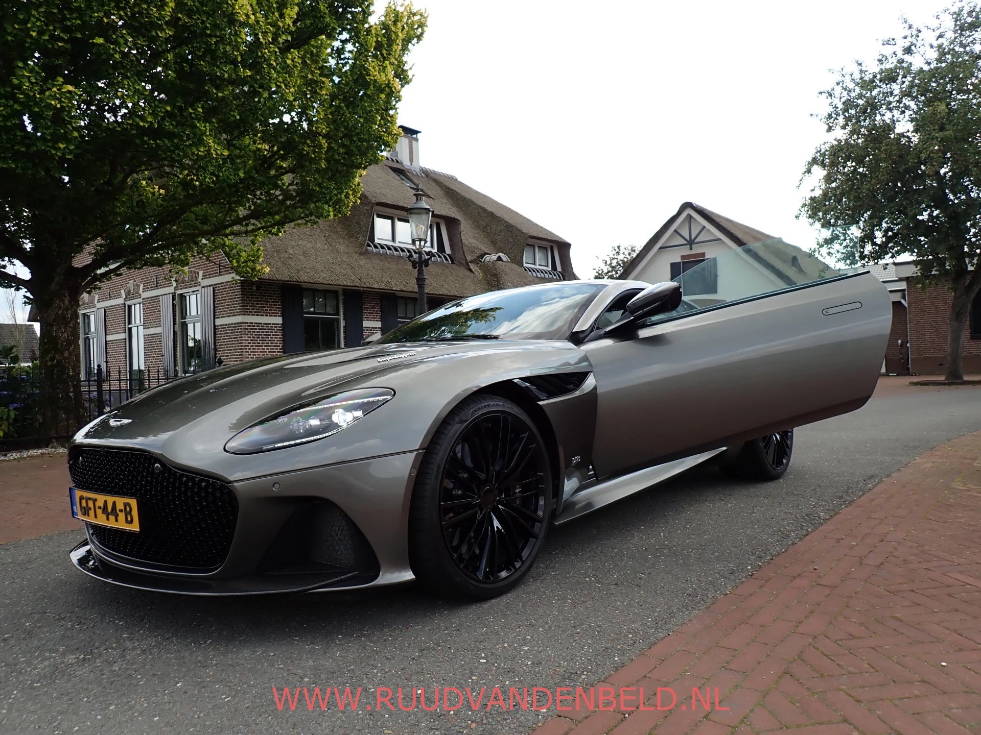 Hoofdafbeelding Aston Martin DBS