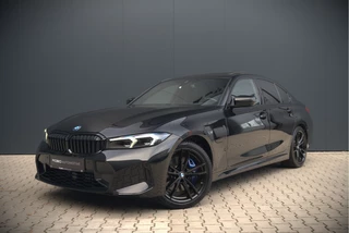 BMW 3 Serie 320e High Executive M Sport | Panoramadak | Harman Kardon | Carbon | Camera | Adaptive LED | Stoelverwarming | Stuurverwarming | Apple Carplay | Navigatie | Cruise Control | Memory Seat | Trekhaak | Keyless | Shadowline