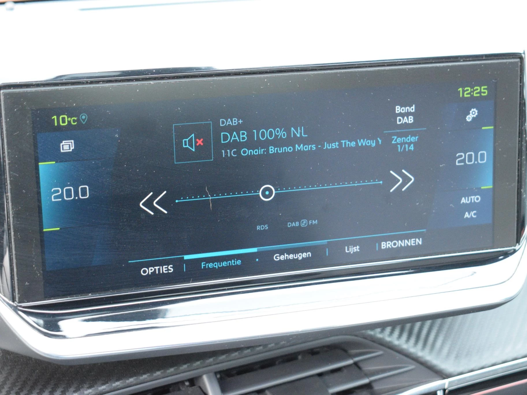 Hoofdafbeelding Peugeot e-2008