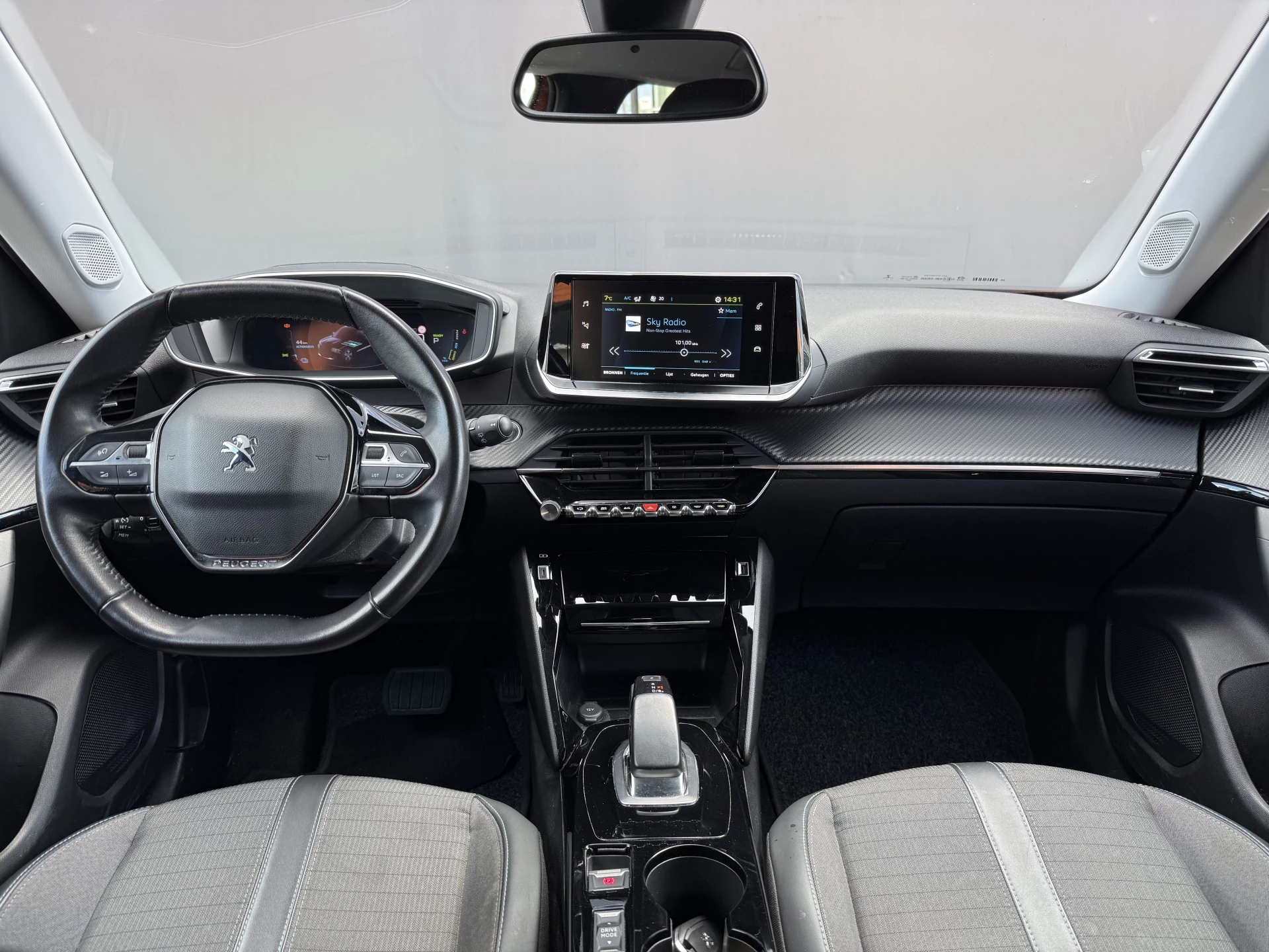 Hoofdafbeelding Peugeot e-2008