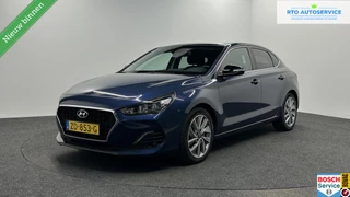 Hoofdafbeelding Hyundai i30 Hyundai i30 1.0 T-GDI Fastback Premium CAMERA TREKHAAK NAVI CRUISE ECC.