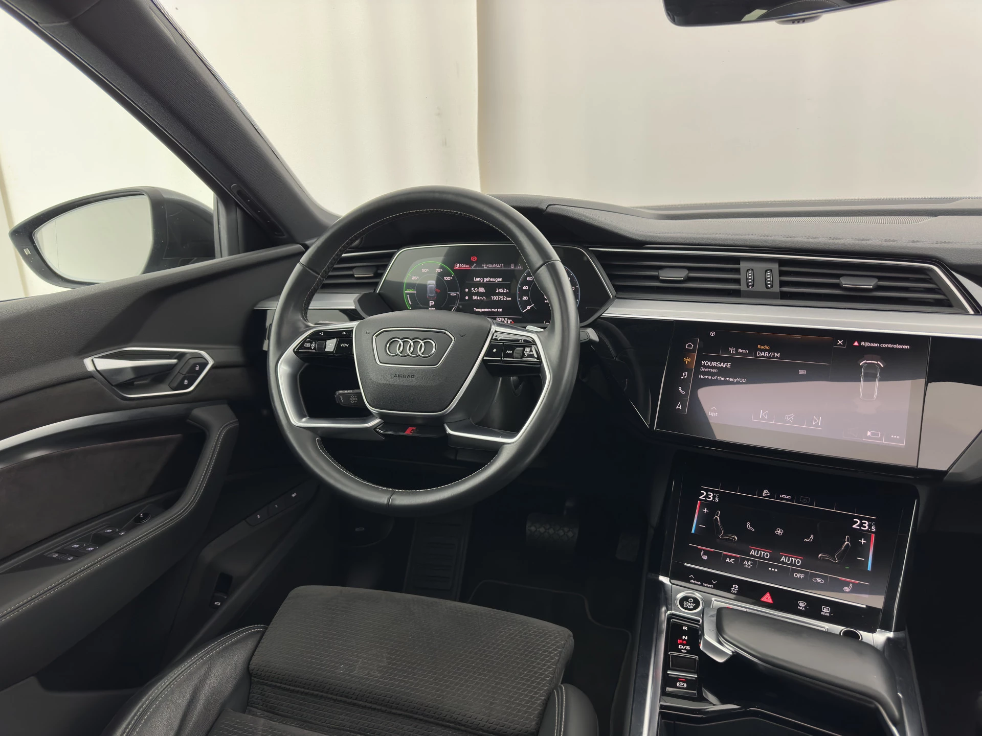 Hoofdafbeelding Audi e-tron