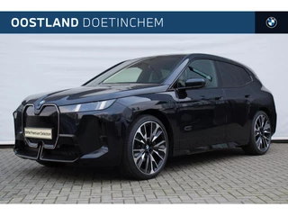 BMW iX xDrive60 M Sport / Panoramadak Sky Lounge / Trekhaak / Bowers & Wilkins / M Multifunctionele Stoelen / Parking Assistant Professional / Soft-Close