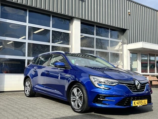Renault Mégane Estate 1.3 TCe Intens Airco Trekhaak 1700kg trekgewicht Cruise control Head up display Parkeersensoren voor en achter Telefoonverbinding Stuurwielbediening 5-Persoons Navigatiesysteem Lichtmetalenvelgen