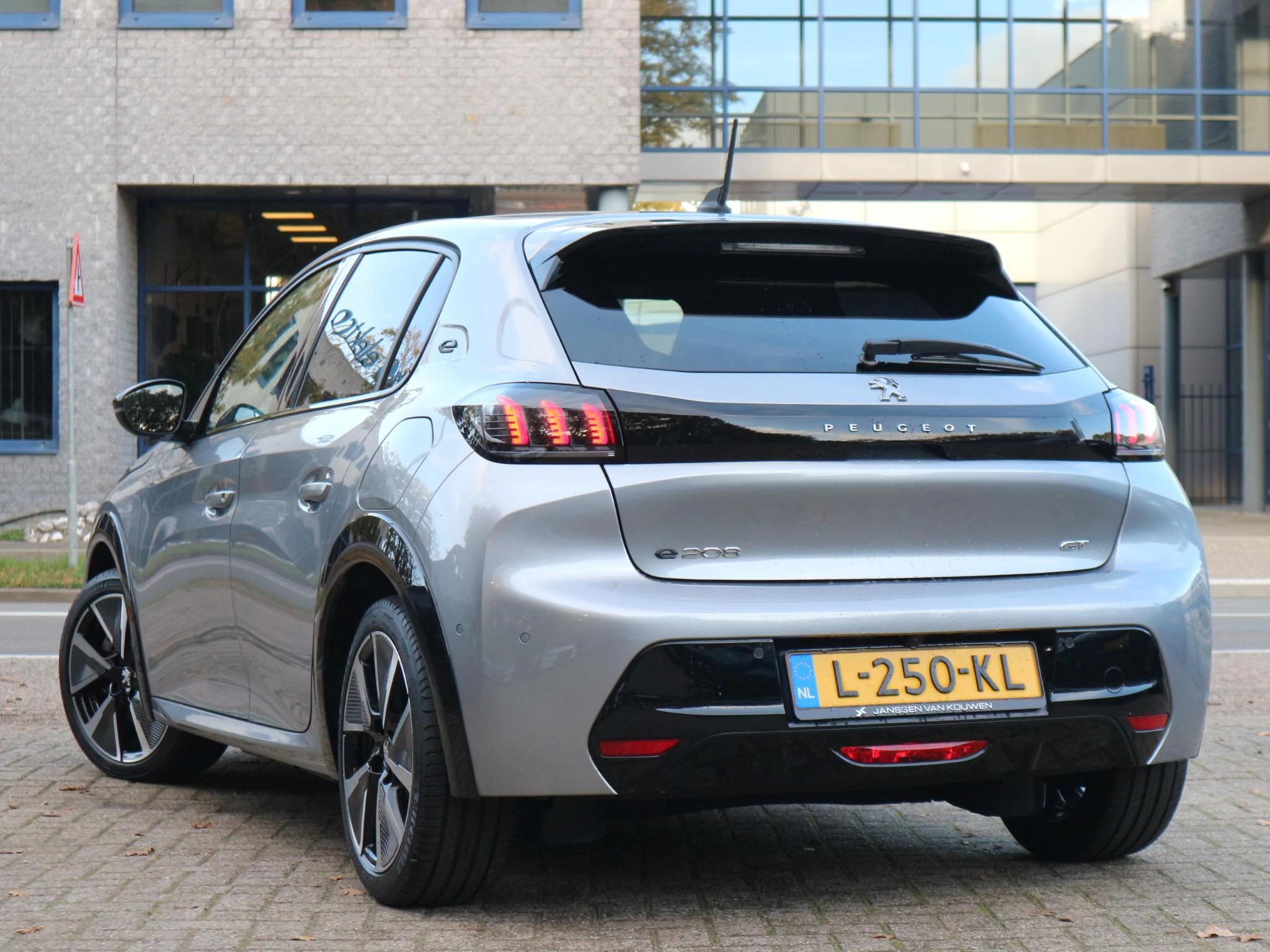 Hoofdafbeelding Peugeot e-208