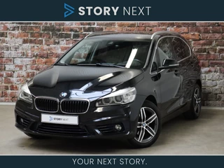 BMW 2 Serie Active Tourer 218i High Executive Sport Line Automaat / Navigatiesysteem Plus / Driving Assistant / Leder / Head-Up Display / Sportstoelen / Hifi / Stoelverwarming / LED / 17 Inch / Achteruitrijcamera / Extra Getint Glas / Chrome Line