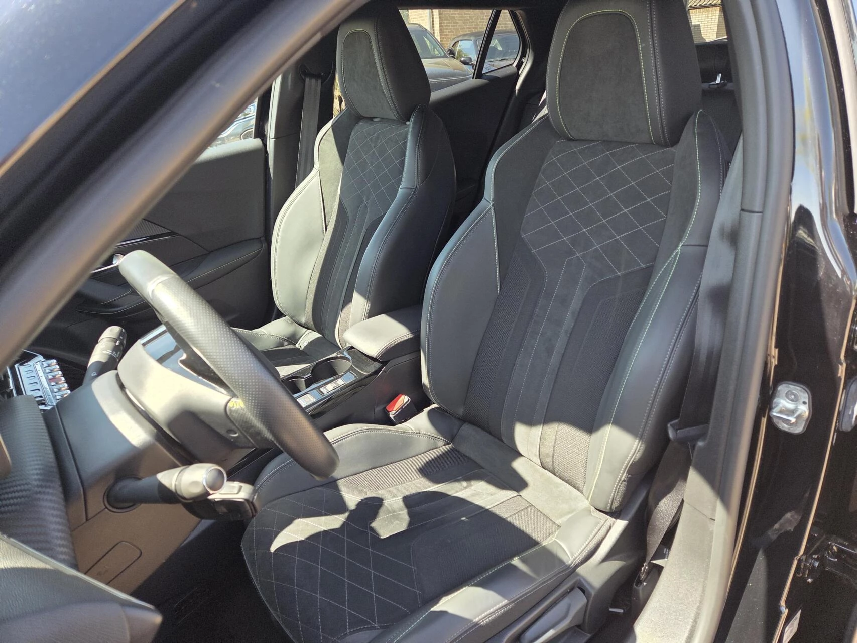 Hoofdafbeelding Peugeot e-2008